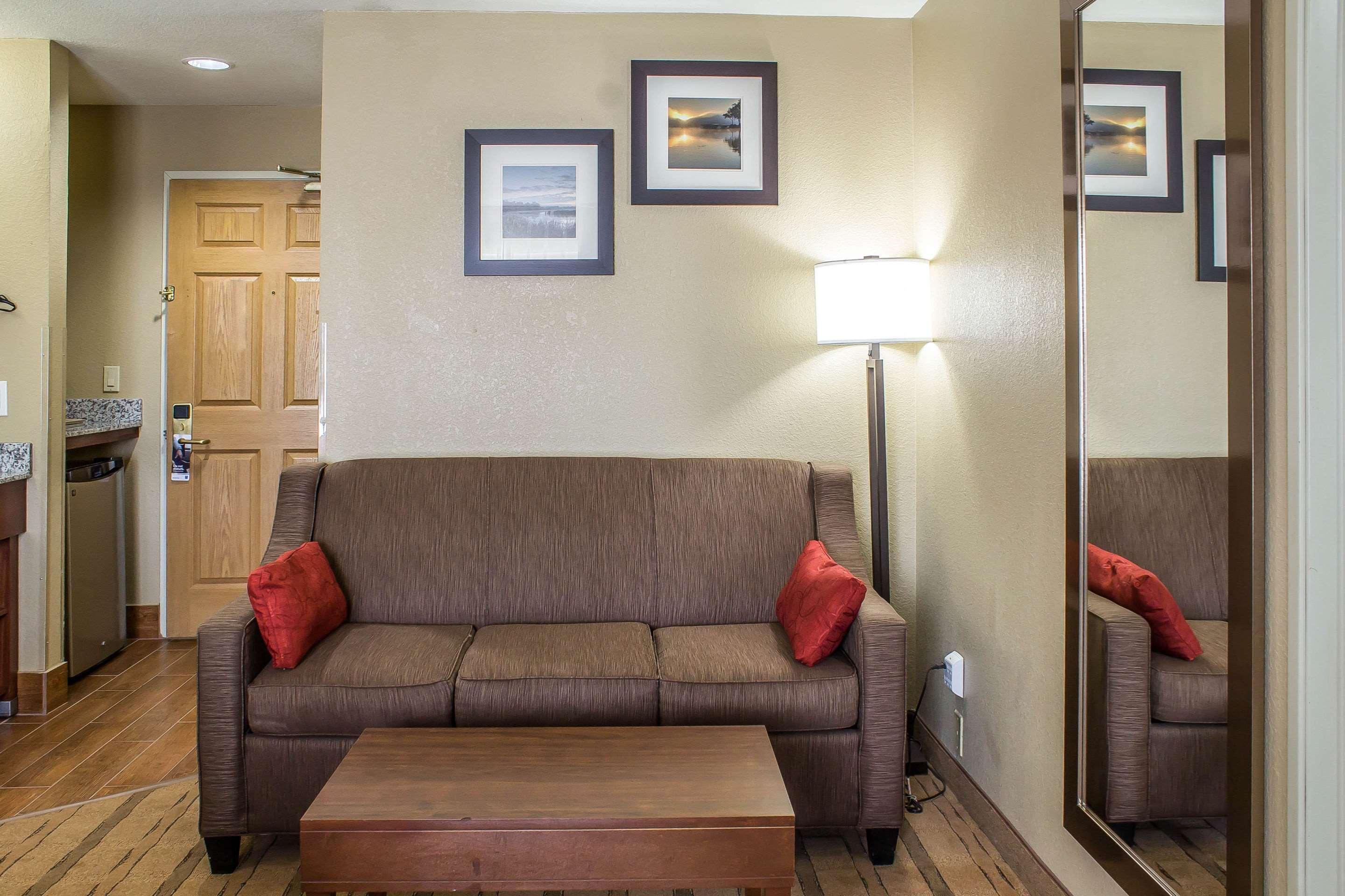 Comfort Inn & Suites Cedar Rapids North - Collins Road Dış mekan fotoğraf