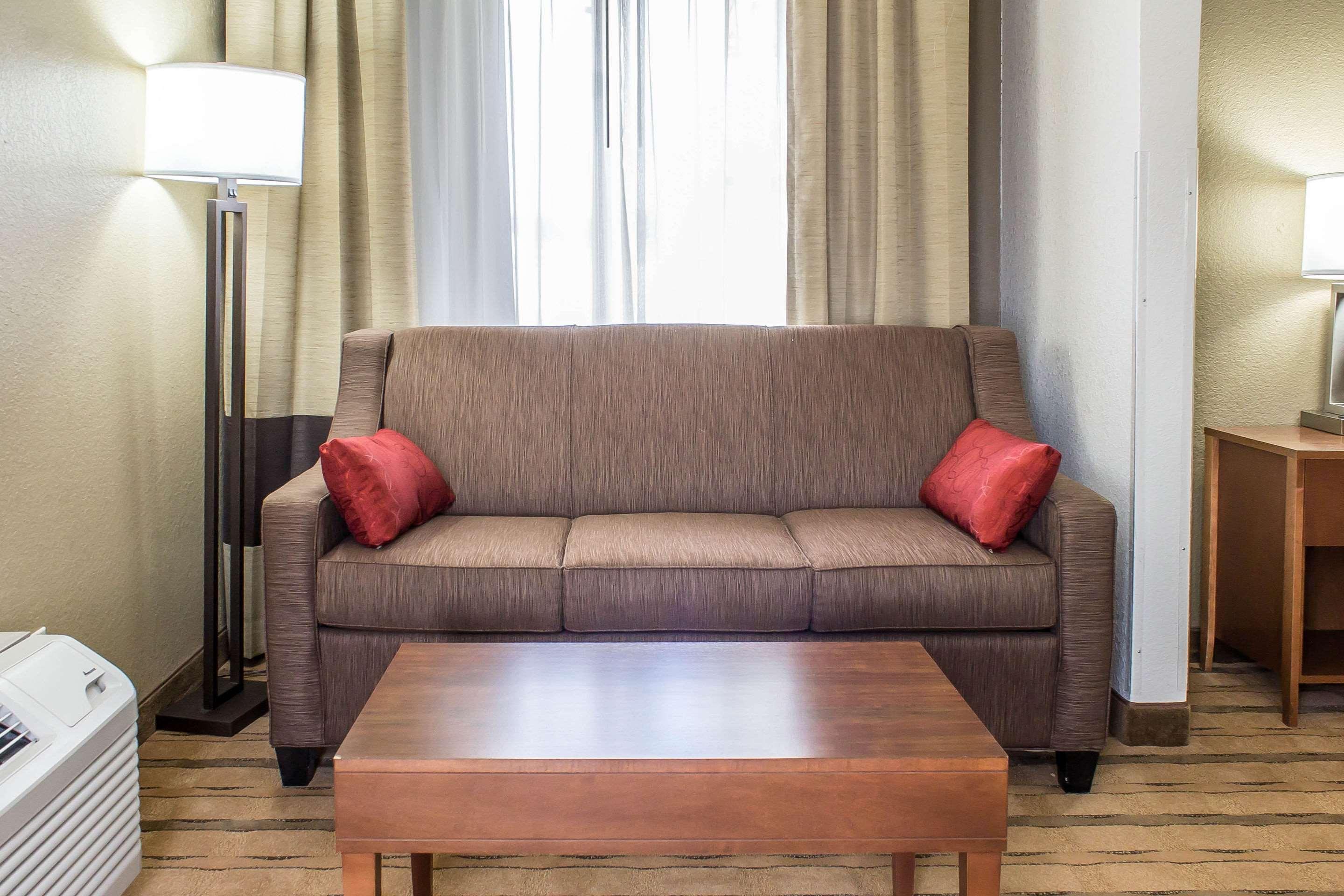 Comfort Inn & Suites Cedar Rapids North - Collins Road Dış mekan fotoğraf