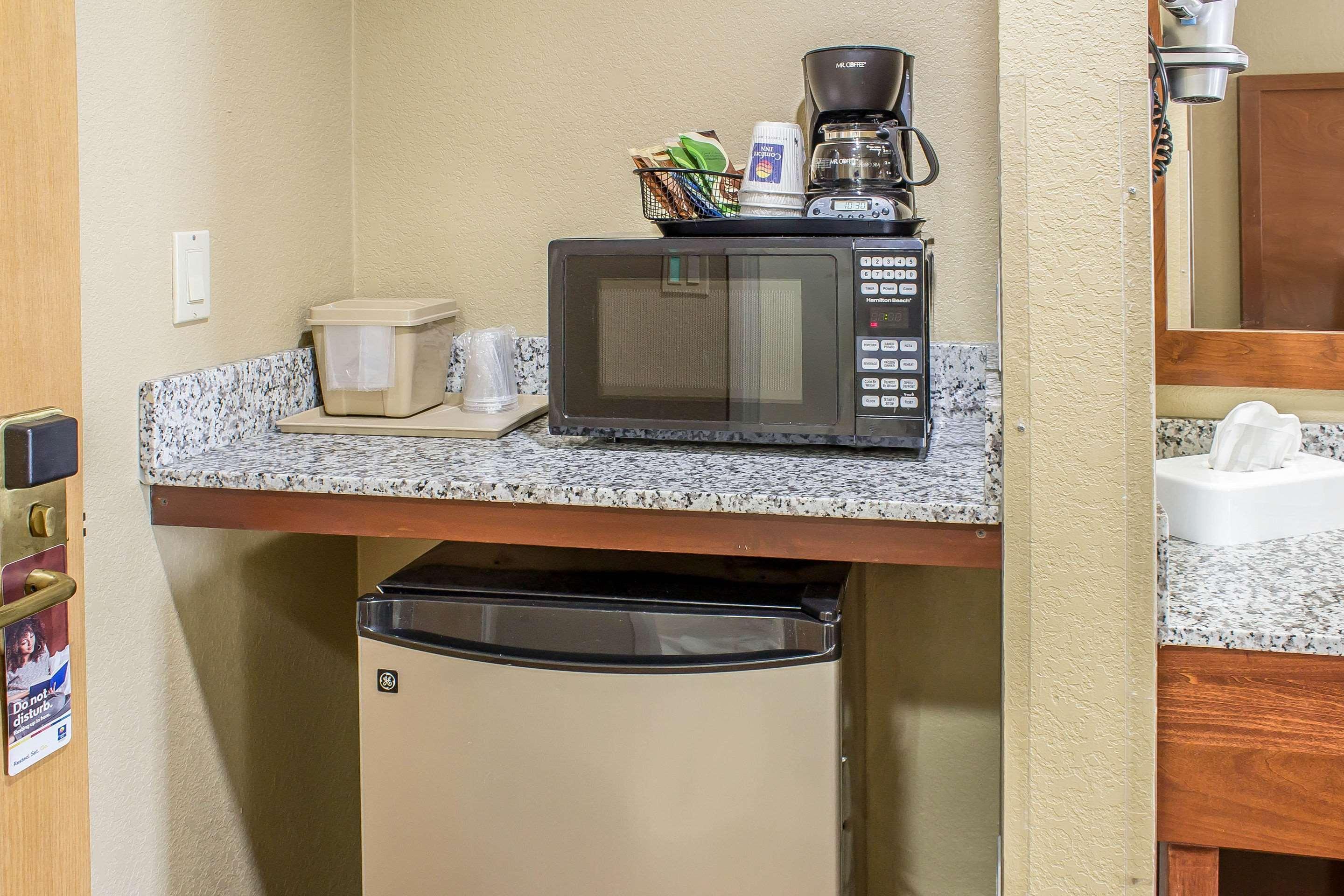 Comfort Inn & Suites Cedar Rapids North - Collins Road Dış mekan fotoğraf