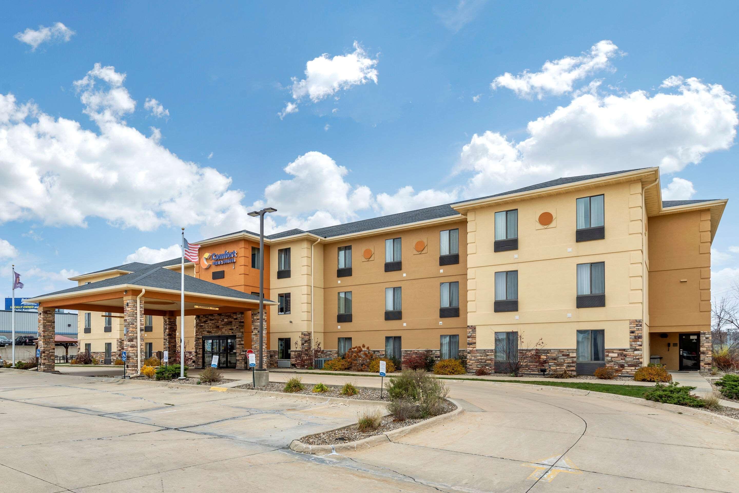 Comfort Inn & Suites Cedar Rapids North - Collins Road Dış mekan fotoğraf