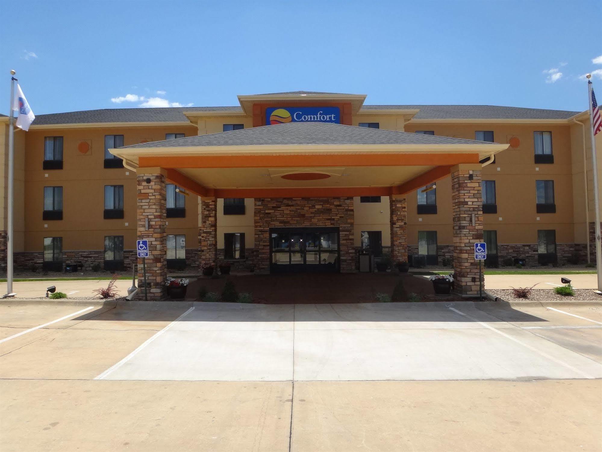 Comfort Inn & Suites Cedar Rapids North - Collins Road Dış mekan fotoğraf